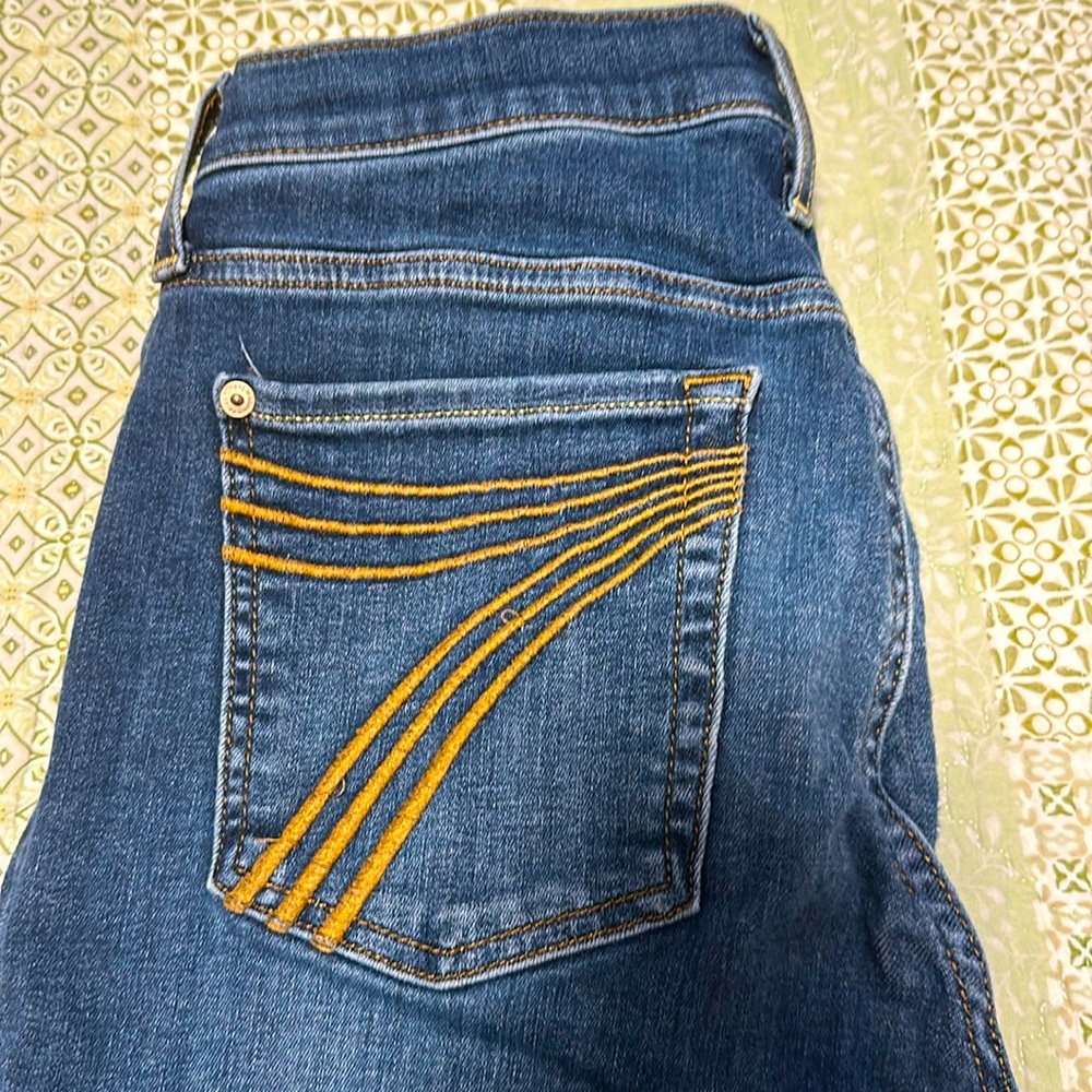Size 27 mid-rise 7 for all mankind. 26 inch inseam.